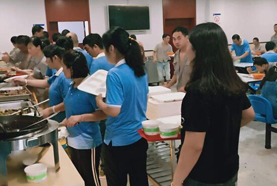 食堂承包公司不榨取員工伙食費靠什么賺錢？