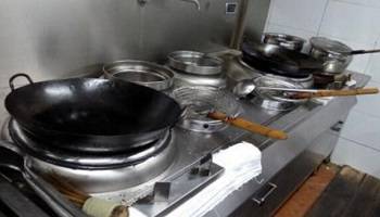 食堂燃?xì)庠罹? />
<h3>
食堂燃?xì)庠罹?
</h3>
1、使用燃?xì)庠罹咔埃瑧?yīng)先檢查所有截門是否關(guān)閉,確認(rèn)無(wú)誤后,開啟總截門再進(jìn)行使用。<br />
2、操作時(shí)須嚴(yán)格執(zhí)行“火等氣”的原則,嚴(yán)禁先開氣后點(diǎn)火,以防爆燃。<br />
3、點(diǎn)火時(shí),應(yīng)先點(diǎn)燃點(diǎn)火棒,再點(diǎn)燃長(zhǎng)明火,由長(zhǎng)明火點(diǎn)燃主火孔。嚴(yán)禁違章操作。<br />
4、間斷使用時(shí),須先確認(rèn)長(zhǎng)明火是否長(zhǎng)明,如已熄滅,須按第三條重新操作。嚴(yán)禁盲目操作而發(fā)生燃?xì)庑孤丁?br />
5、使用完畢后,應(yīng)按程序先關(guān)小截門,再關(guān)中截門,最后關(guān)閉總截門。嚴(yán)禁只關(guān)總截門而不關(guān)中、小截門。<br />
6、凡使用者必須保持灶具設(shè)備干凈整潔、完好無(wú)損,發(fā)現(xiàn)問(wèn)題及時(shí)報(bào)告。<br />
7、如發(fā)現(xiàn)燃?xì)庑孤兑⒓搓P(guān)閉總截門,迅速開窗通風(fēng)并及時(shí)報(bào)修。<br />
8、下班時(shí),必須檢查所有燃?xì)饨亻T、電器開關(guān)是否關(guān)閉,確認(rèn)無(wú)誤后,方可下班離崗。<br />
<hr />
<img src=